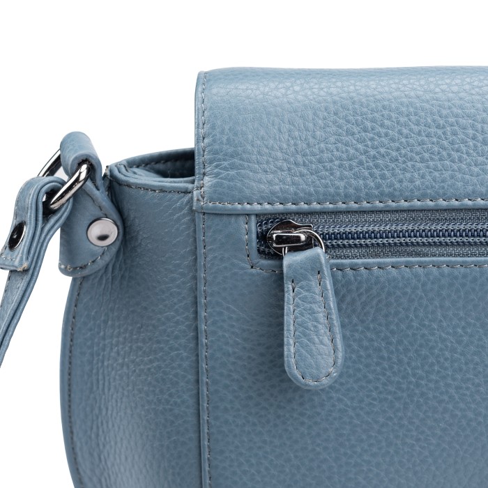 Товар голубого цвета с внутренней стороны