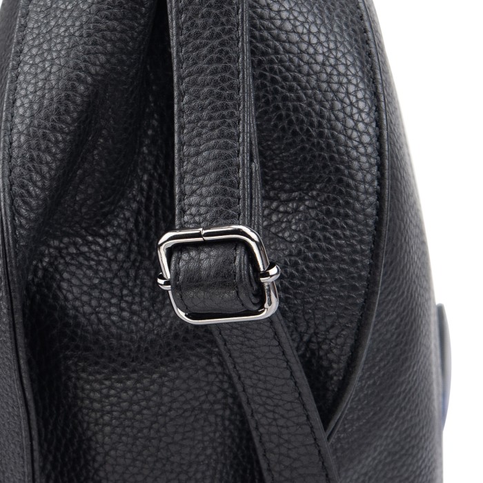 Товар черного цвета с внутренней стороны