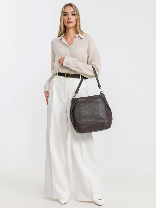 Товар коричневого цвета с внутренней стороны