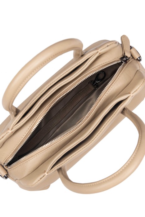 Товар бежевого цвета с внутренней стороны