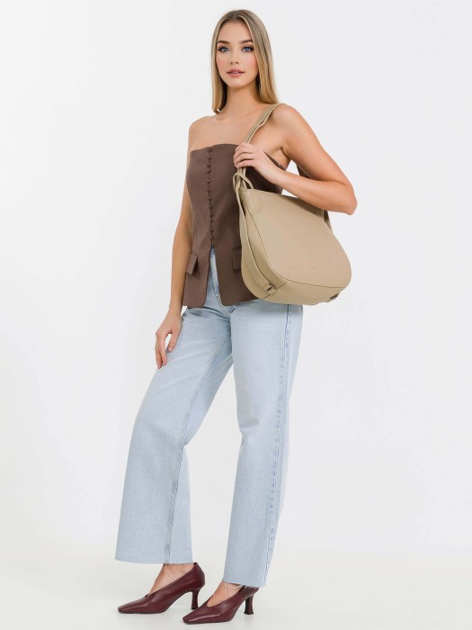 Товар бежевого цвета с внутренней стороны