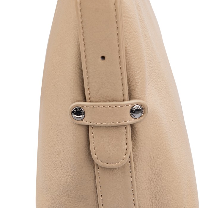 Товар бежевого цвета с внутренней стороны