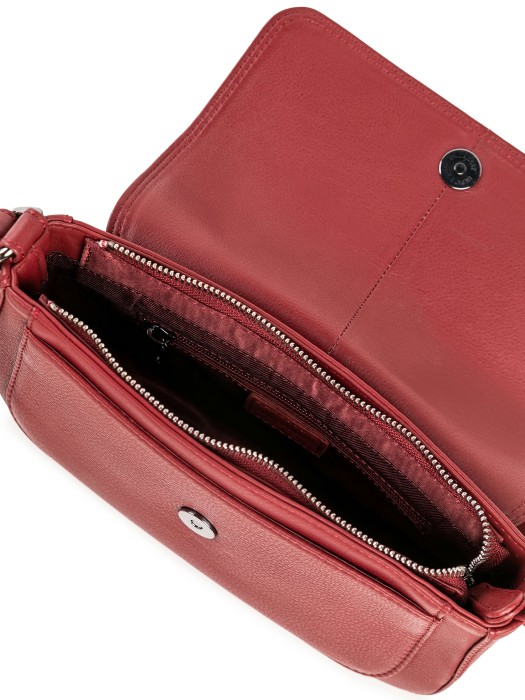 Товар красного цвета с внутренней стороны