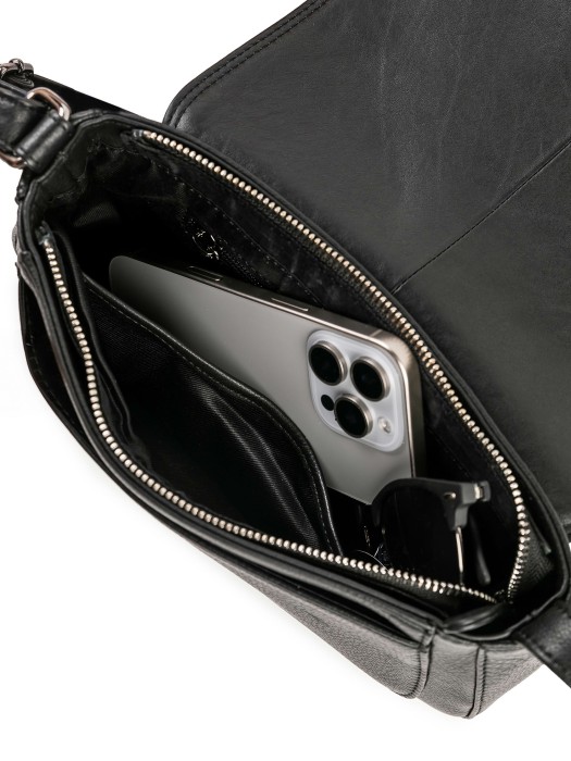 Товар черного цвета с внутренней стороны