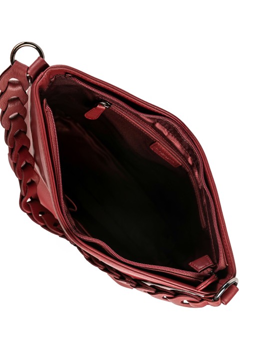 Товар красного цвета с внутренней стороны