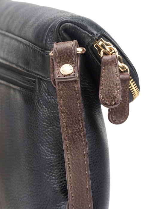 Товар черного цвета с внутренней стороны