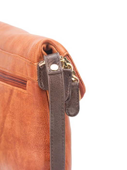 Товар коричневого цвета с внутренней стороны