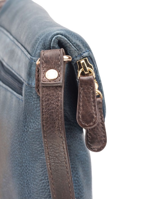 Товар синего цвета с внутренней стороны