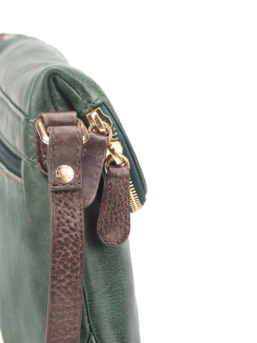 Товар зеленого цвета с внутренней стороны