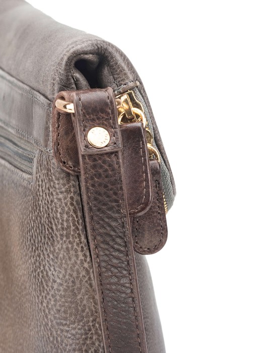 Товар серого цвета с внутренней стороны