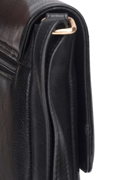 Товар черного цвета с внутренней стороны