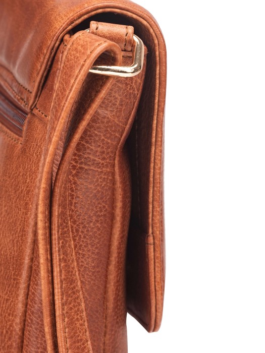 Товар коричневого цвета с внутренней стороны