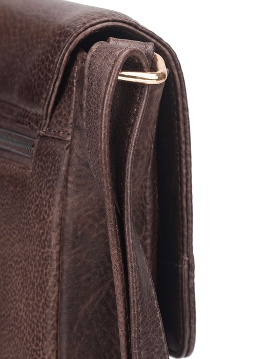 Товар коричневого цвета с внутренней стороны