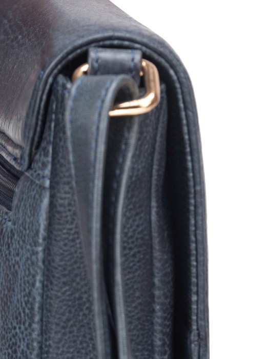 Товар синего цвета с внутренней стороны