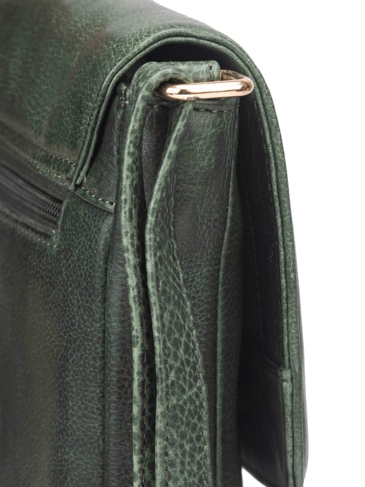 Товар зеленого цвета с внутренней стороны