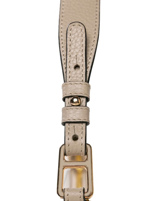 Товар бежевого цвета с внутренней стороны