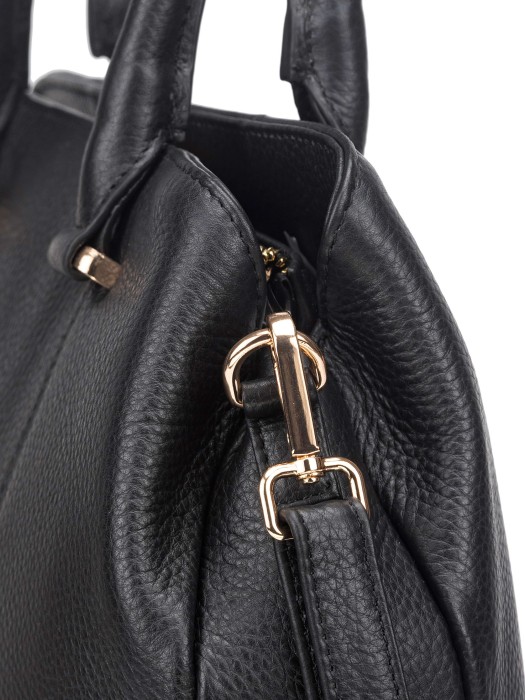 Товар черного цвета с внутренней стороны