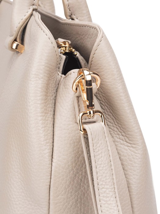 Товар бежевого цвета с внутренней стороны