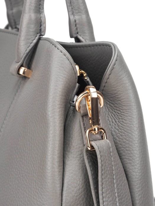 Товар серого цвета с внутренней стороны