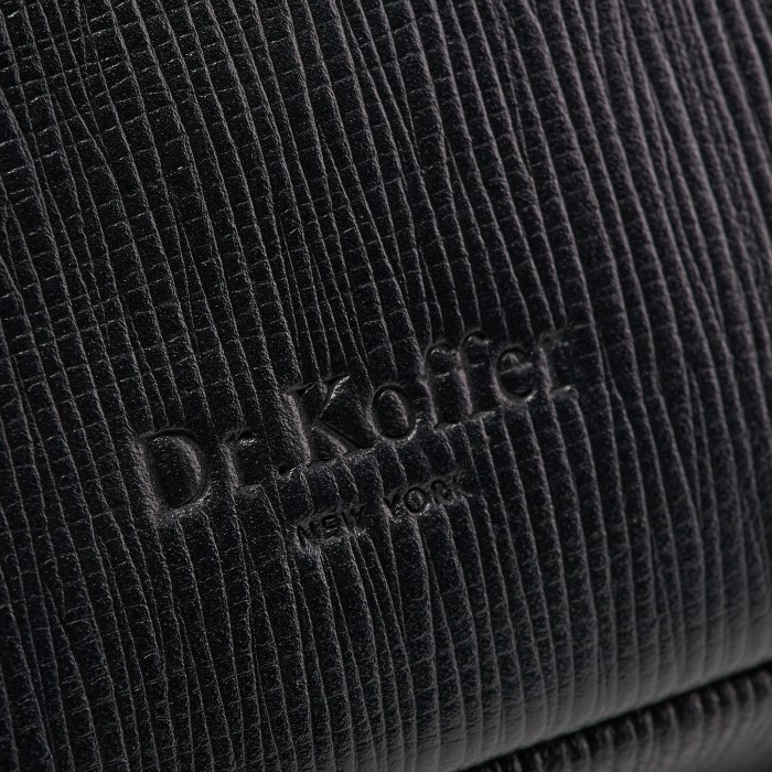 Товар черного цвета с внутренней стороны