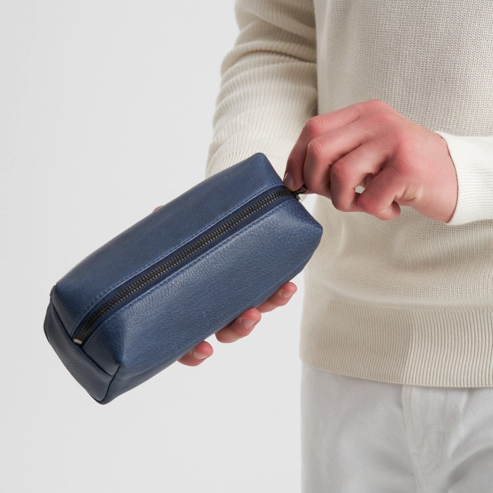 Товар синего цвета с внутренней стороны