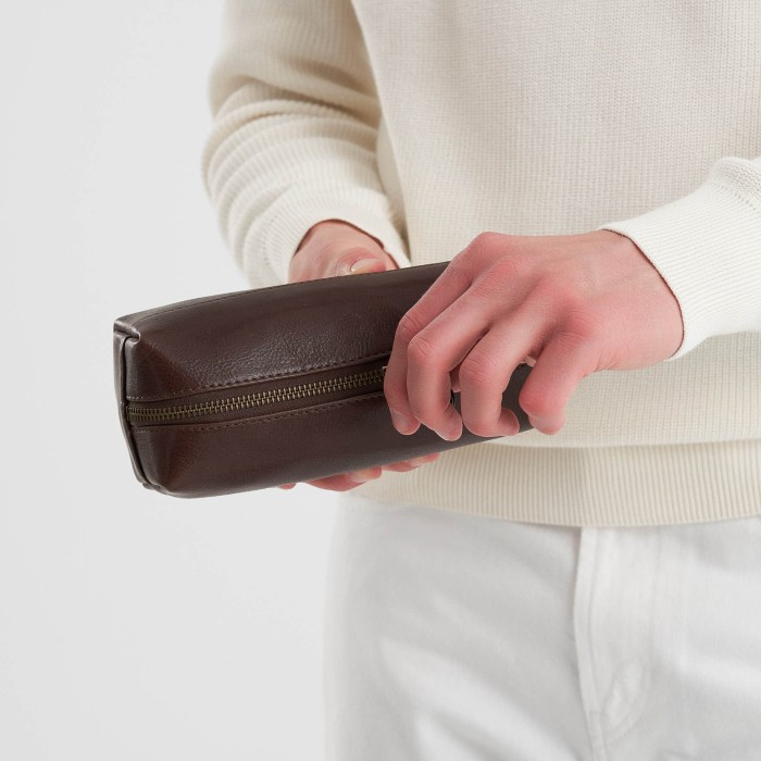 Товар коричневого цвета с внутренней стороны