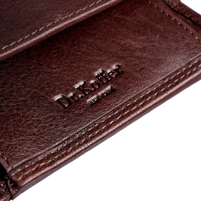 Товар коричневого цвета с внутренней стороны