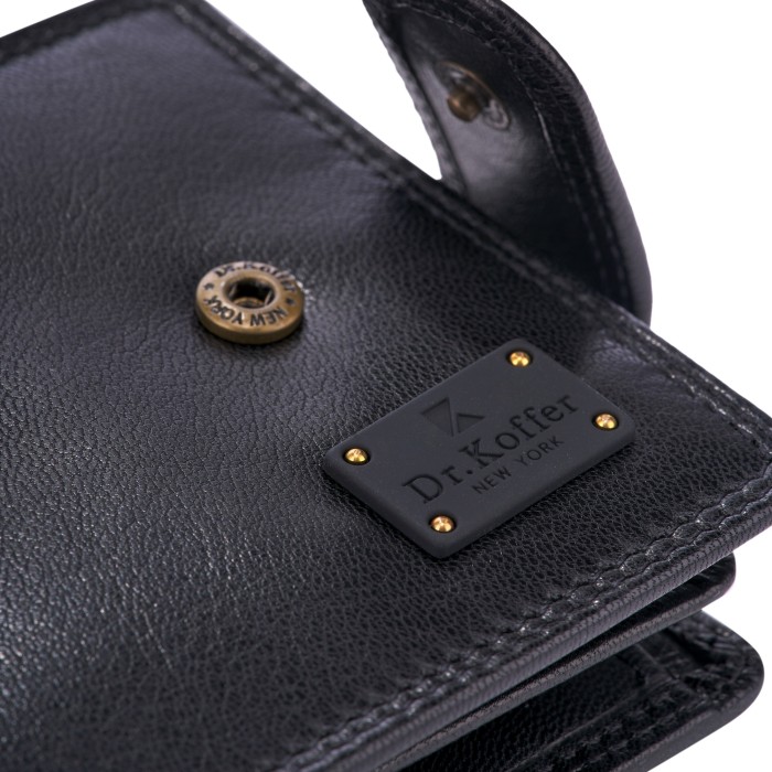 Товар черного цвета с внутренней стороны