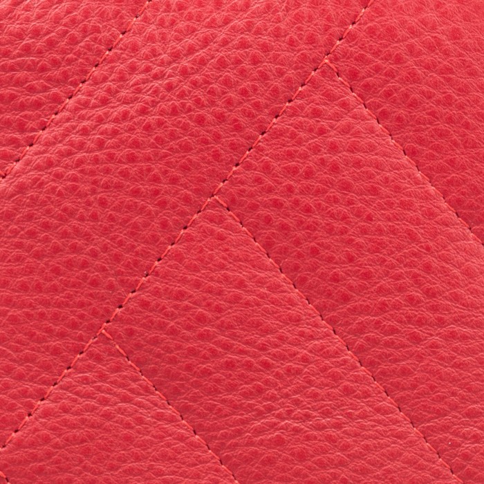 Товар красного цвета с внутренней стороны