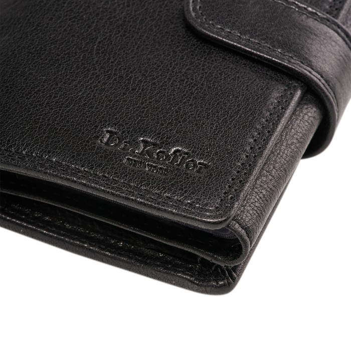 Товар черного цвета с внутренней стороны