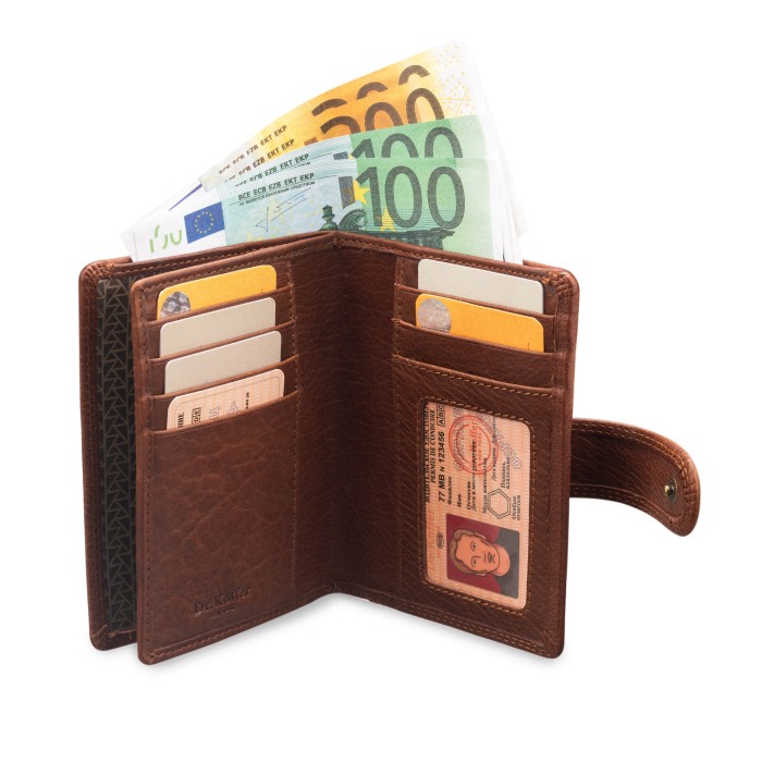 Товар коричневого цвета с внутренней стороны