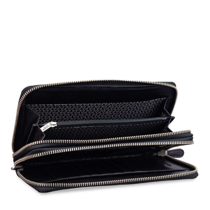 Товар черного цвета с внутренней стороны