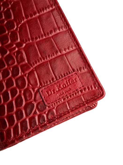 Товар красного цвета с внутренней стороны