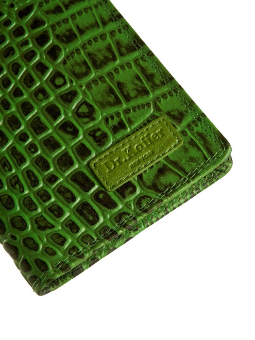 Товар зеленого цвета с внутренней стороны