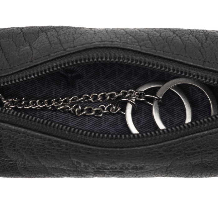 Товар черного цвета с внутренней стороны