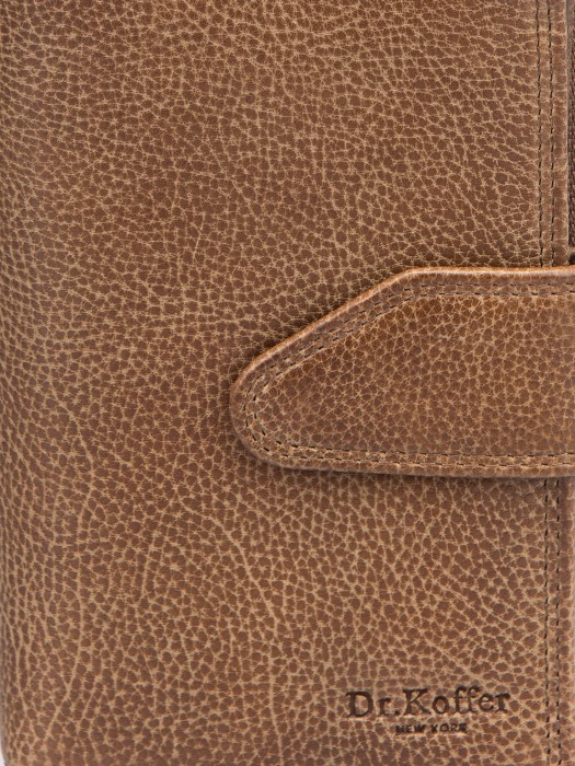 Товар коричневого цвета с внутренней стороны