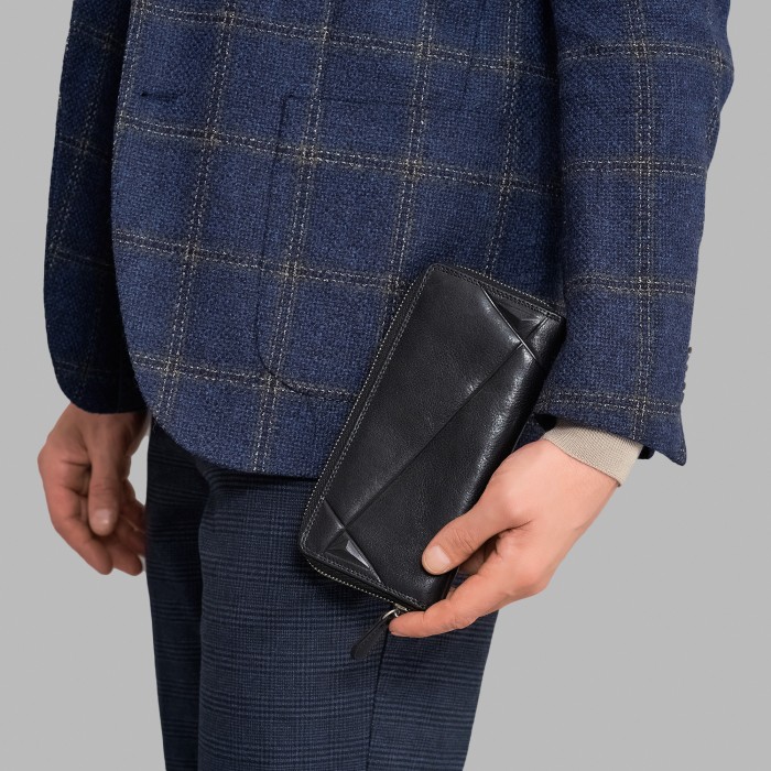 Товар черного цвета с внутренней стороны