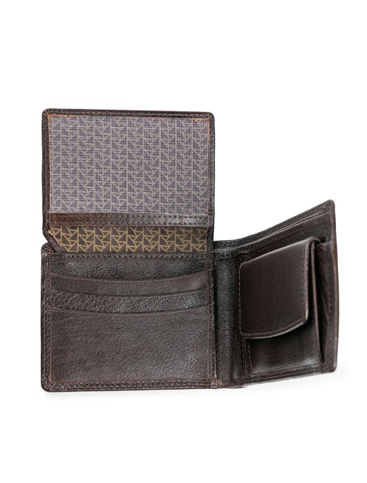 Товар коричневого цвета с внутренней стороны