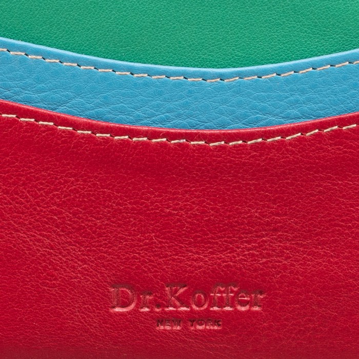 Товар красного цвета с внутренней стороны