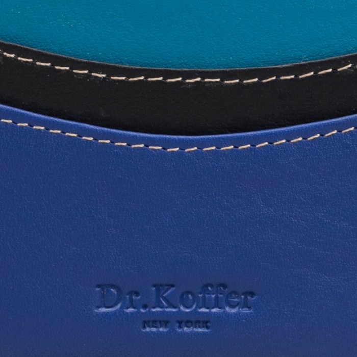 Товар синего цвета с внутренней стороны