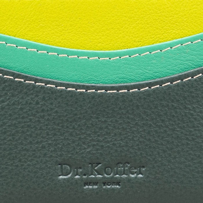 Товар зеленого цвета с внутренней стороны