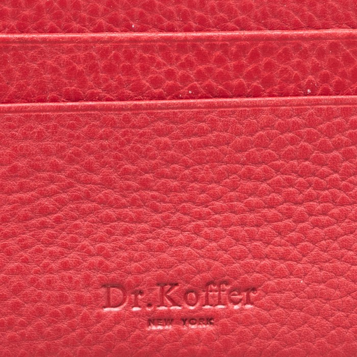 Товар красного цвета с внутренней стороны