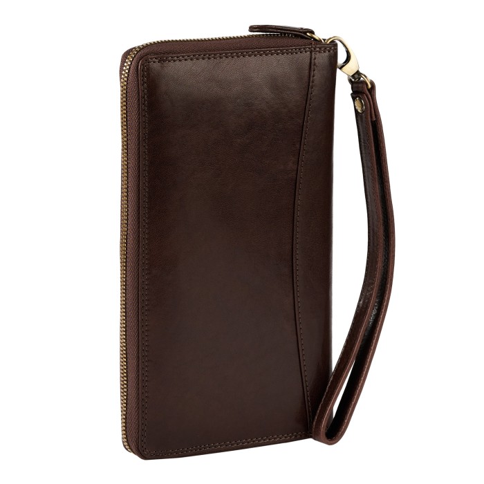 Товар коричневого цвета с внутренней стороны