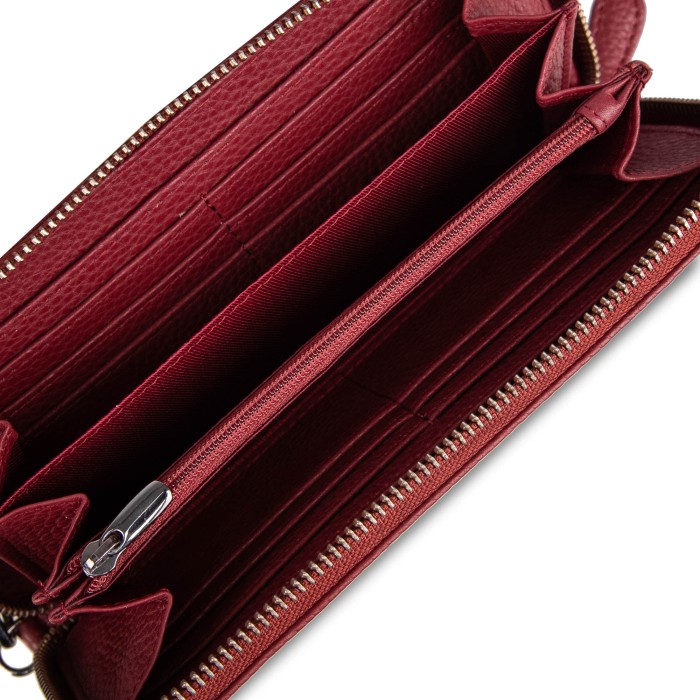 Товар красного цвета с внутренней стороны