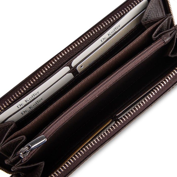 Товар коричневого цвета с внутренней стороны