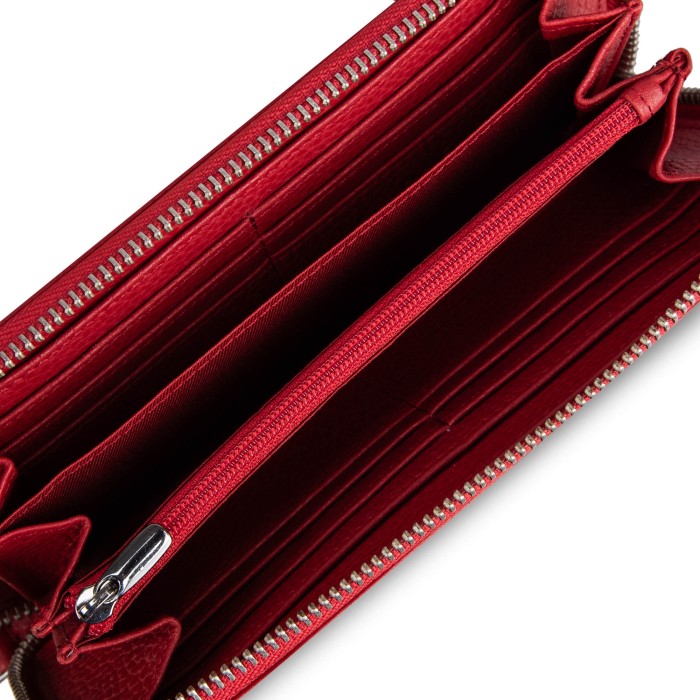 Товар красного цвета с внутренней стороны