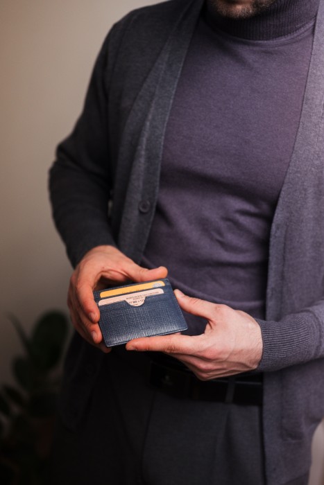 Товар синего цвета с внутренней стороны