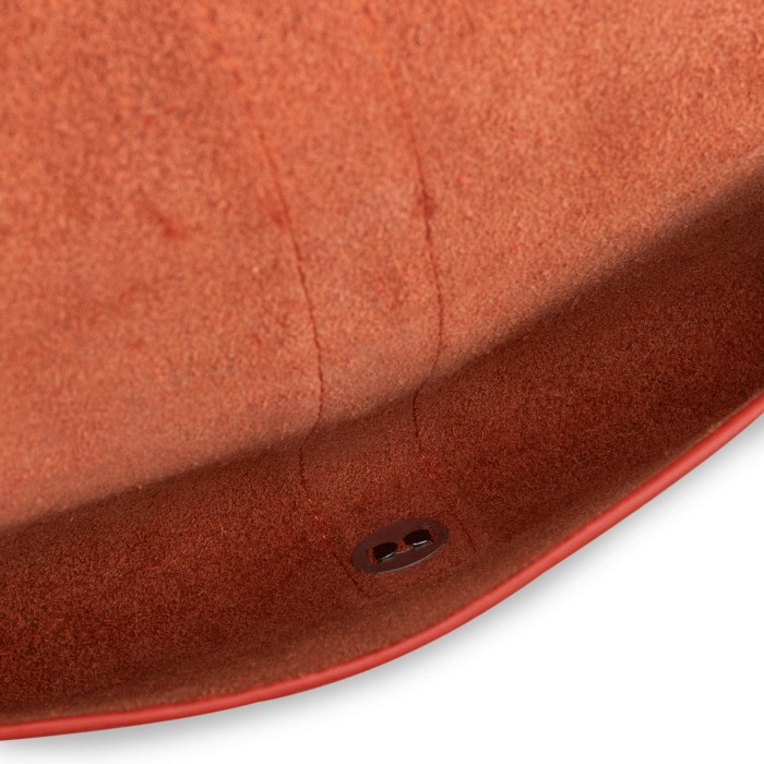 Товар оранжевого цвета с внутренней стороны