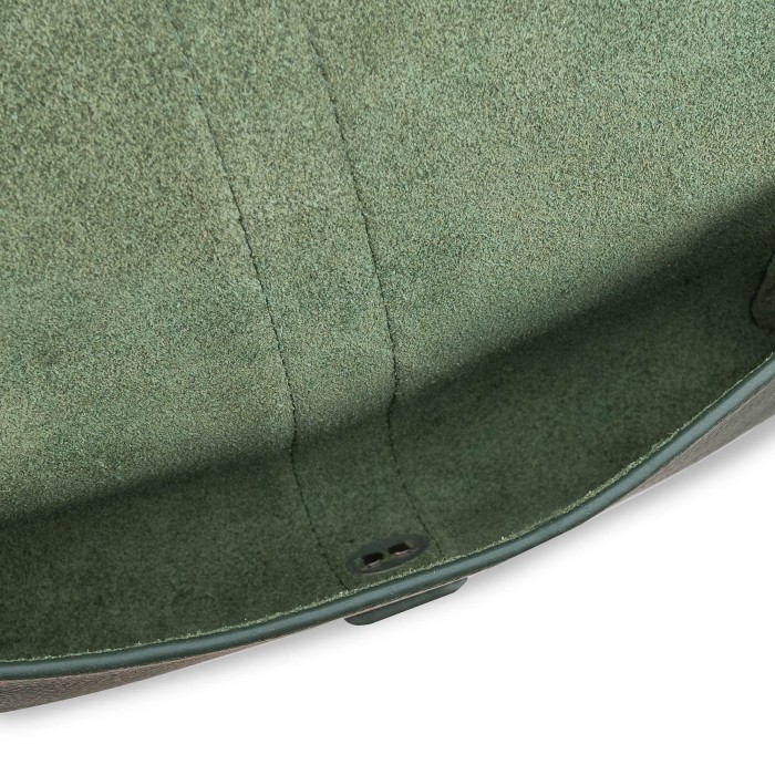 Товар зеленого цвета с внутренней стороны