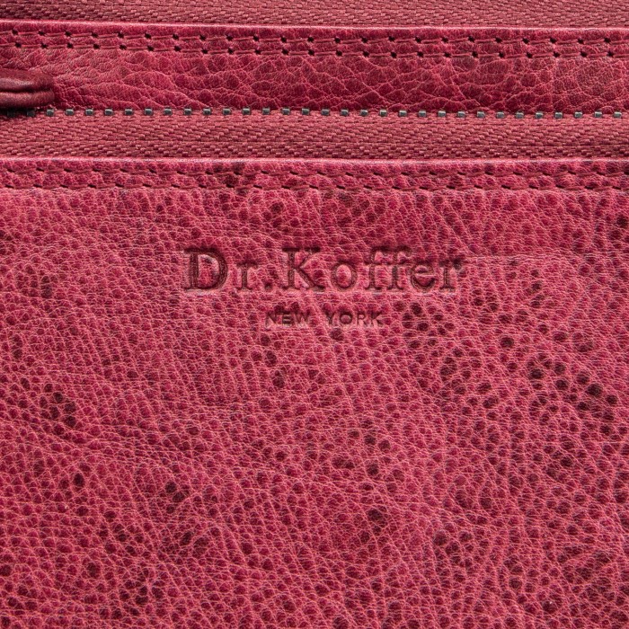 Товар красного цвета с внутренней стороны